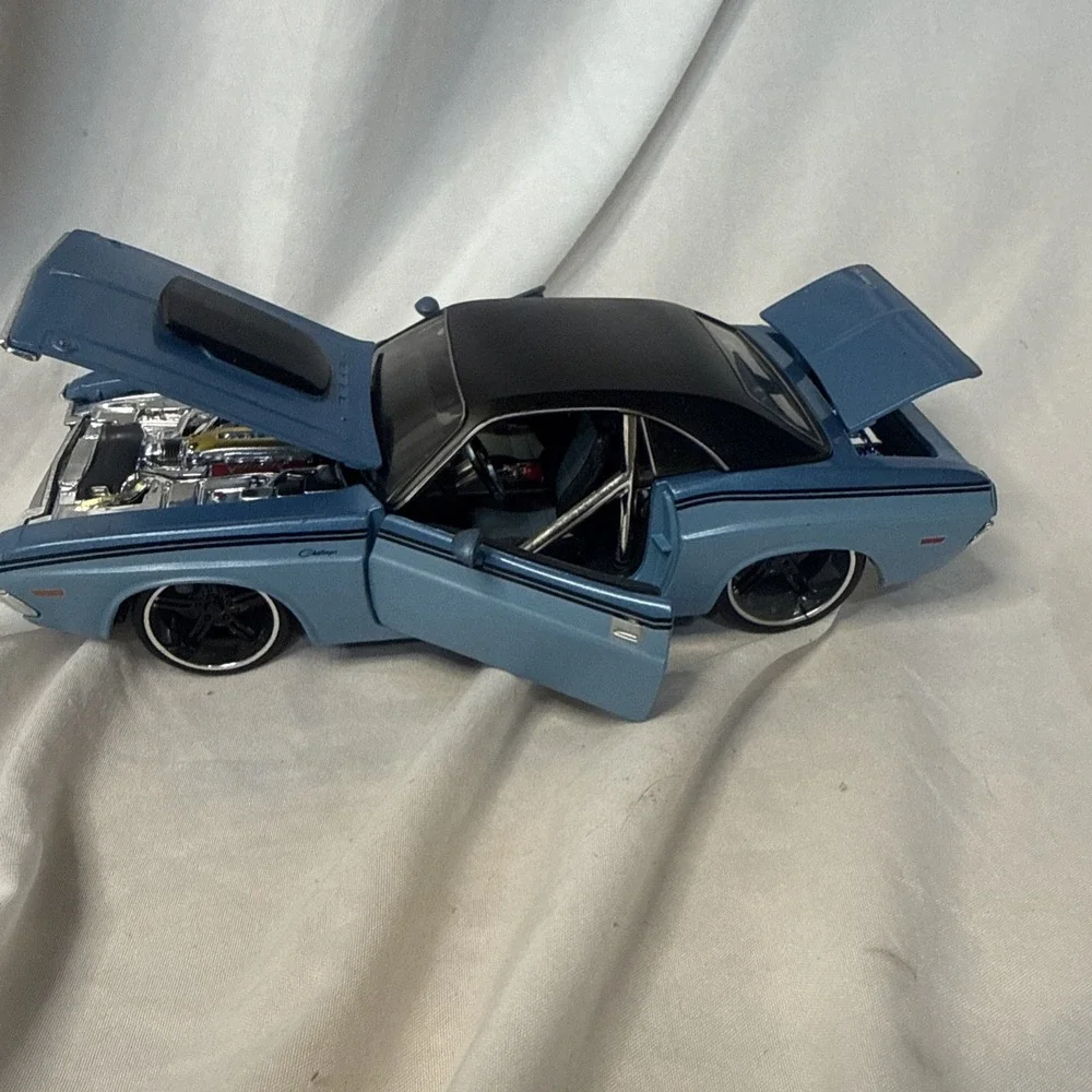 Vintage MAISTO Blue 1/24 1970 Dodge Challenger R/T Die Cast Car Collectible